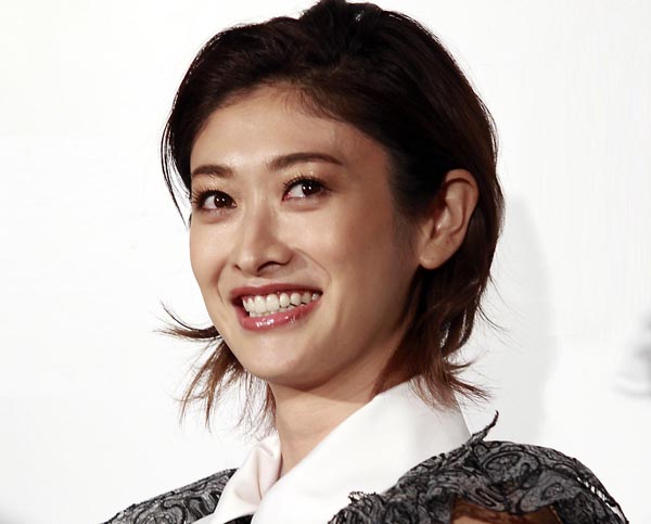 山田優と娘「GAP」モデルに辛辣な声多く…夫・小栗旬主演「日本沈没」にも“火の粉”?|日刊ゲンダイDIGITAL