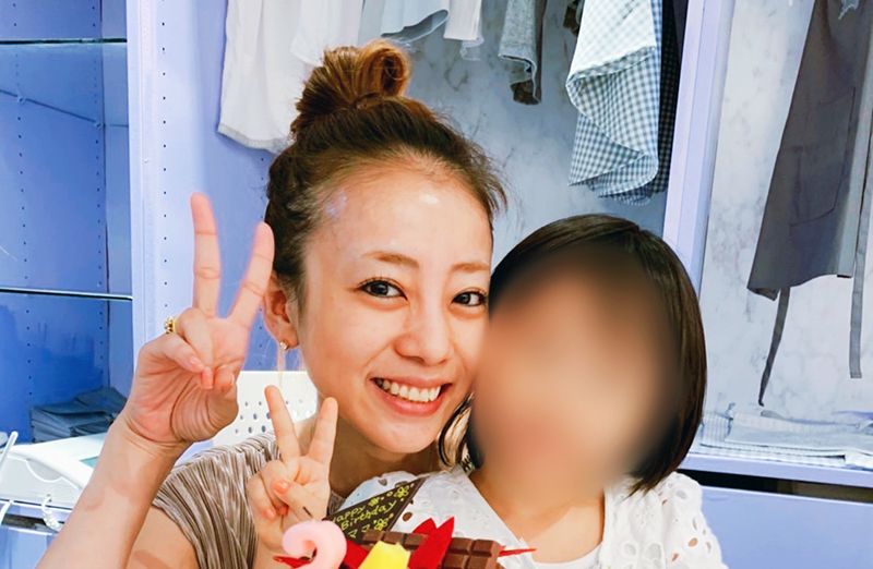 写真](4ページ目)あびる優が告発「前夫・才賀紀左衛門が親権者変更後も7歳娘を“違法連れ去り”」 | 文春オンライン