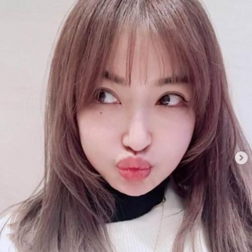 平子理沙、タコ口の自撮りに賛否の声「不自然で不気味」 |