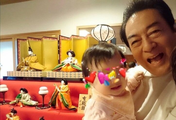 高橋真麻、娘を抱きご機嫌な父・高橋英樹の姿に「ほっこり」「幸せいっぱい」の声 | 話題 | ABEMA TIMES