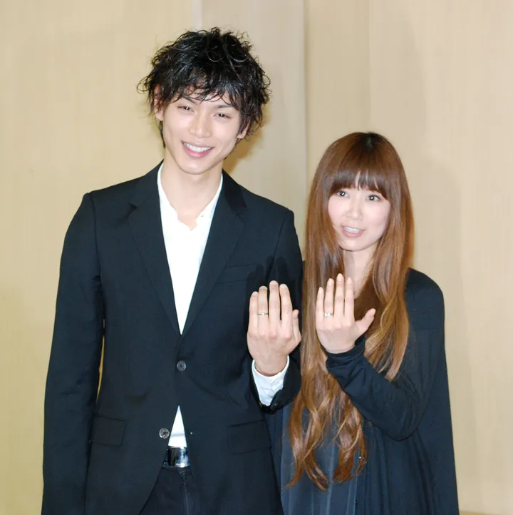 水嶋ヒロ、妻・絢香の妊婦検診に同行 愛娘の変化に「ケアしてあげないと」 | ハフポスト NEWS