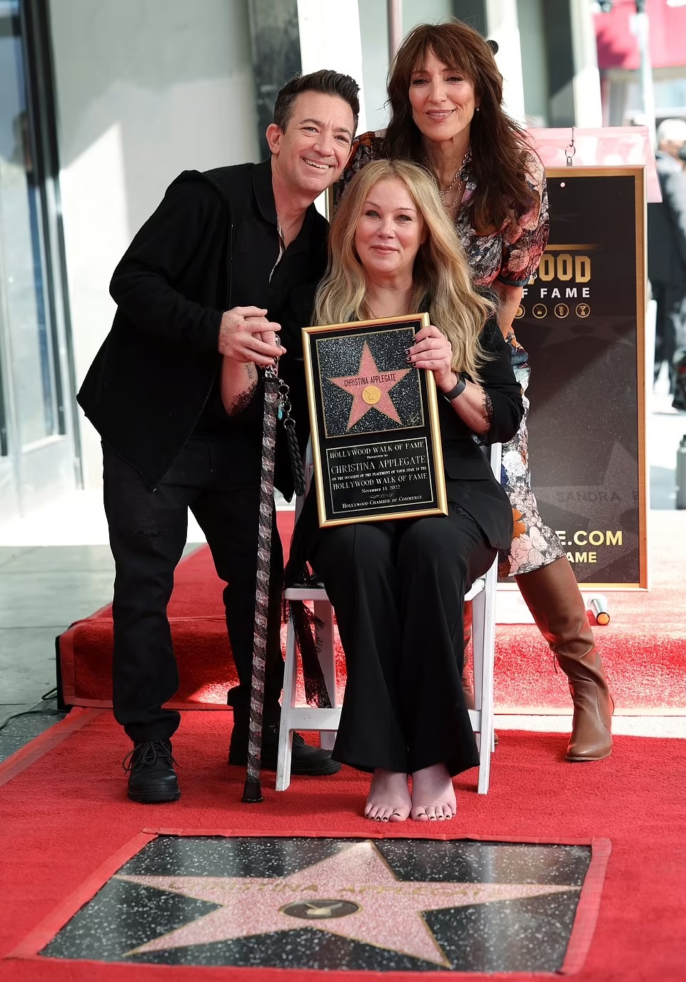 Barefoot Christina Applegate Braves Her Condition As She Is Honored ...