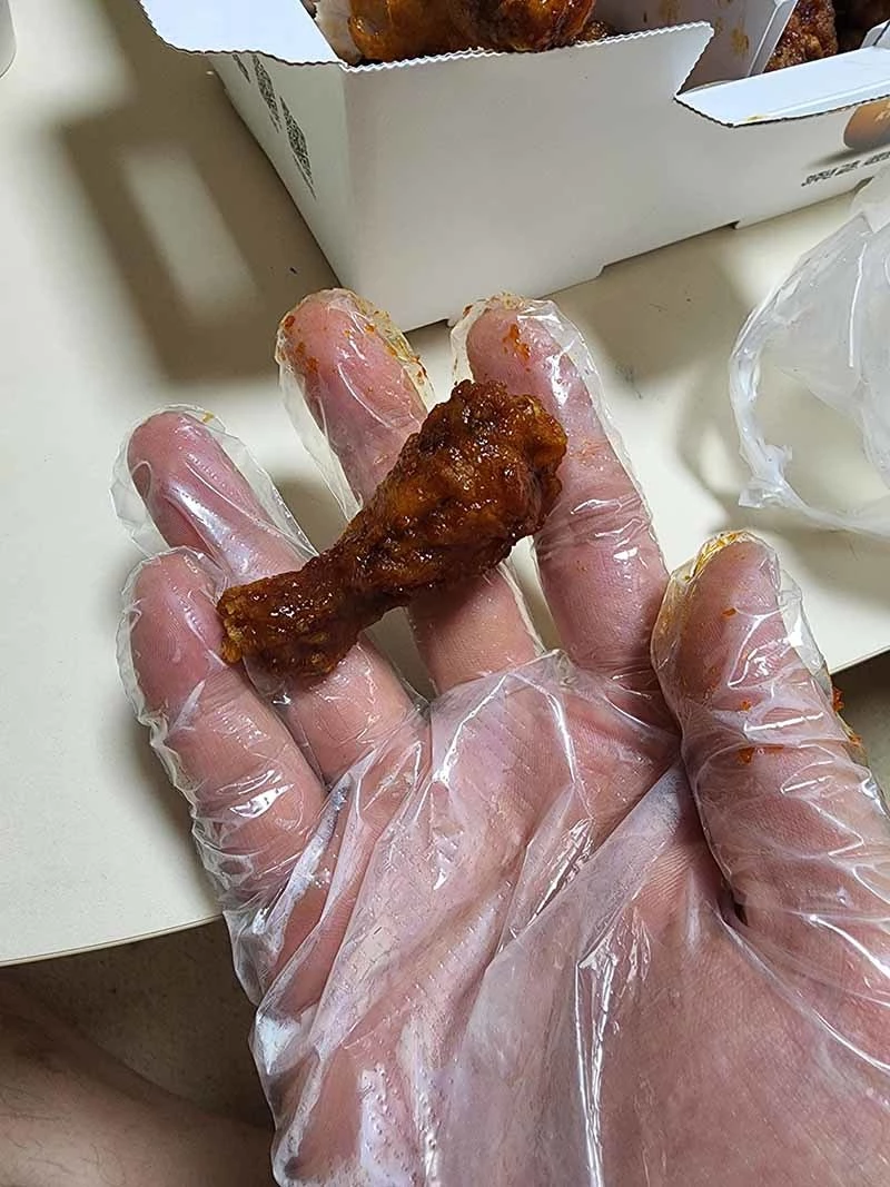 교촌치킨은 유독 양이 적다는 소비자들의 지적은 사실이었다. 한 누리꾼이 인터넷 커뮤니티 개드립에 올린 사진. 이 누리꾼은  “교촌치킨 시켰는데 교촌메추리로 상호 변경됐냐”라고 물었다. / 사진=개드립