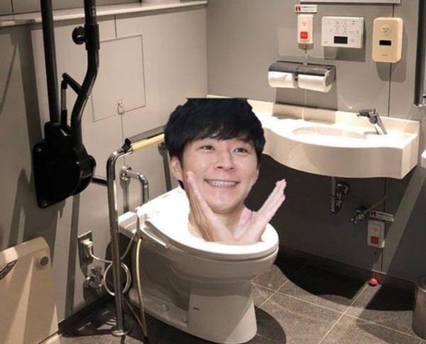 渡部が亡くなった後、全国の多目的トイレに男女2人で入ると現れるトイレの渡部さん - 室内へのボケ[86900000] - ボケて（bokete）
