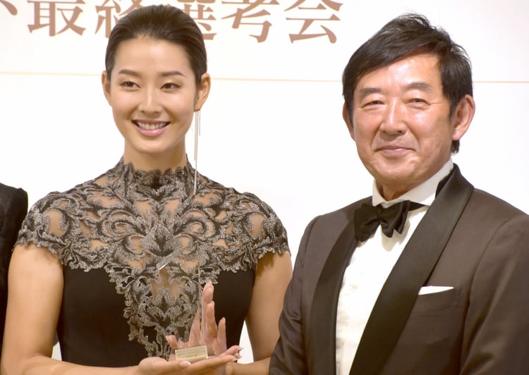 すみれ、石田純一の誕生日会を公開 東尾理子も笑顔「幸せそう」「温かくて素敵ですね」 | ORICON NEWS