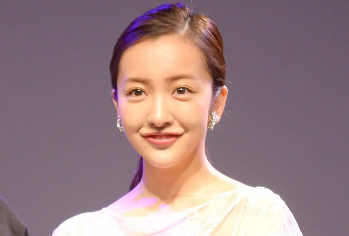 板野友美：夫・ヤクルト高橋奎二投手と「ハグで仲直り」 子供は「3人ほしい」「男女どちらも」 - 毎日キレイ