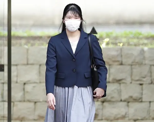 ご成年の愛子さま 卒アルではお揃い衣装でダンスを披露…貴重な高校時代の秘蔵写真 | 女性自身