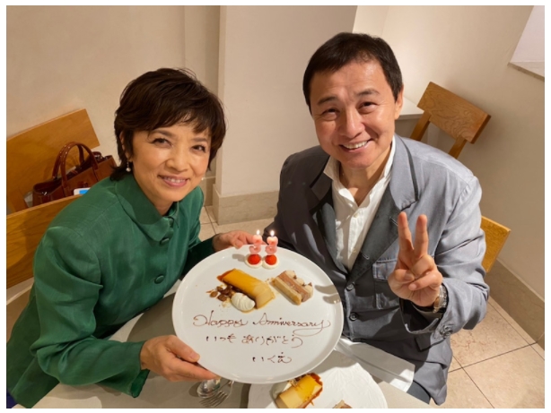 これからもベストパートナーと思って貰える様に」 渡辺徹&榊原郁恵、結婚33周年の仲むつまじい夫婦ショットがほっこり - ねとらぼ