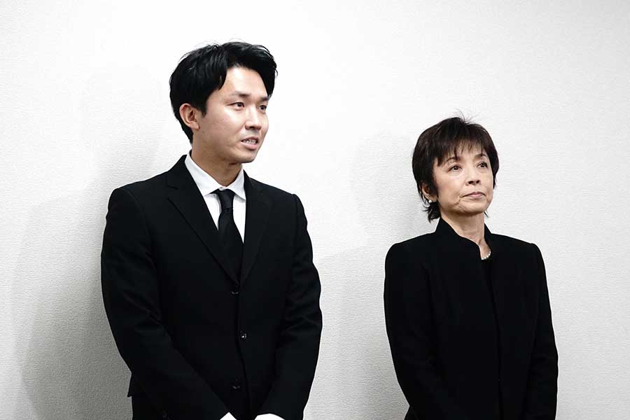 榊原郁恵「渡辺徹は偉大だった」長男・渡辺裕太と会見 棺には山盛りのご飯と明かす | ENCOUNT
