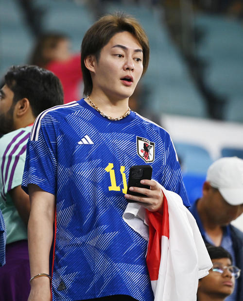 Ｗ杯】青汁王子も来た！三崎優太氏代表ユニでクロアチア戦会場に「ギリギリにビザがとれた」 - カタール2022 : 日刊スポーツ