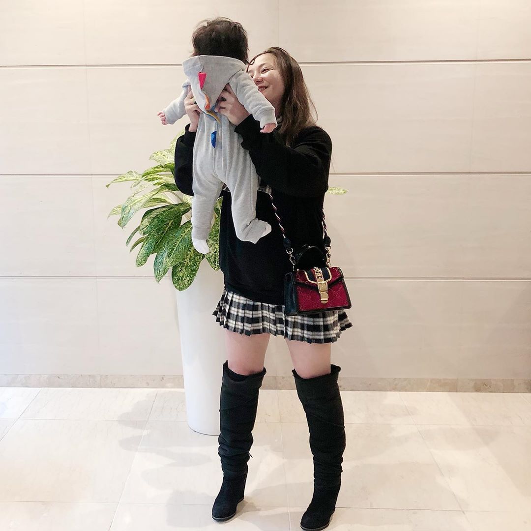 華原朋美はInstagramを利用しています:「今日のままコーデ💖 雨が降って雪が降って寒くてブーツ 息子 は怪獣くん💖今日は本当はディズニーランドに行く日だったんだよねしかも夜。あのとんでもないキラキラを見せたくて⭐️息子はディズニーキャラクターをまったく知りませ ...