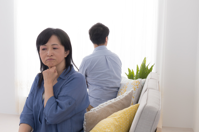 完全にマザコン」と厳しい声続出。夫婦喧嘩に親が介入するのはアリ？ ナシ？ | 毎日が発見ネット