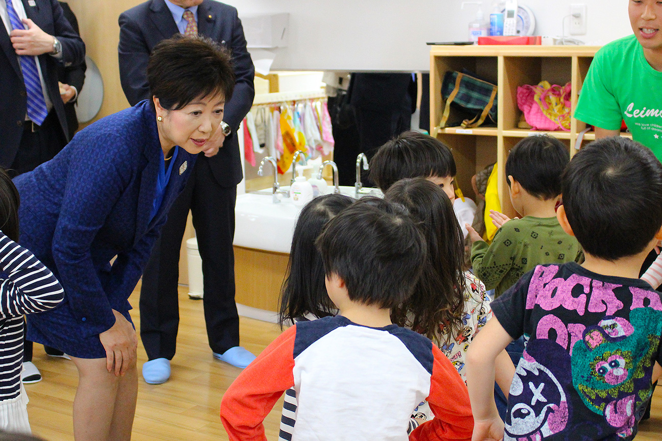 東京都の小池知事が視察に来られました。 | お知らせ | レイモンド チルドレン - 保育園・こども園・小規模保育・企業主導型・プリスクール
