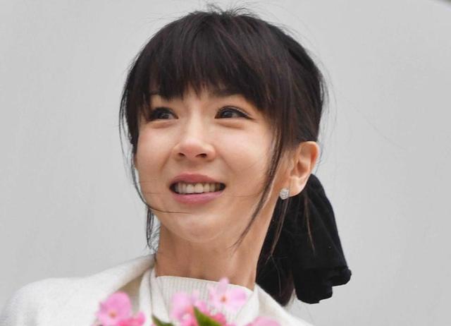 ほしのあき 44歳の超スレンダーボディ 復帰望む声に「待ってて」声援に「きゃー」/芸能/デイリースポーツ online