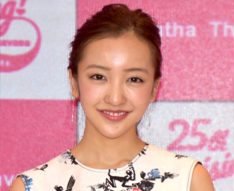 板野友美、愛娘の写真公開「可愛すぎてびびった」「旦那様似かな」 | ORICON NEWS