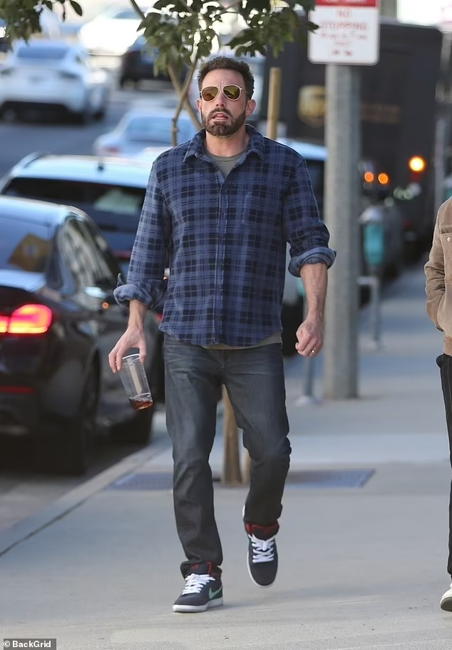 JUST IN: Ben Affleck, 50, Looks Somber As He Grabs A Coffee And Chats ...