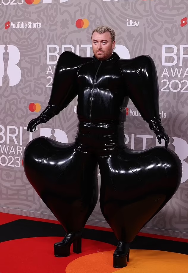 Sam Smith Dresses To Impress In Futuristic Latex Outfit On The Red ...