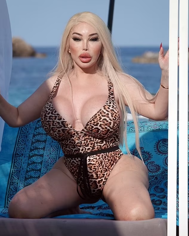 Jessica Alves Looks Stunning As She Puts On A Busty Display In Leopard Print Swimsuit Small Joys 