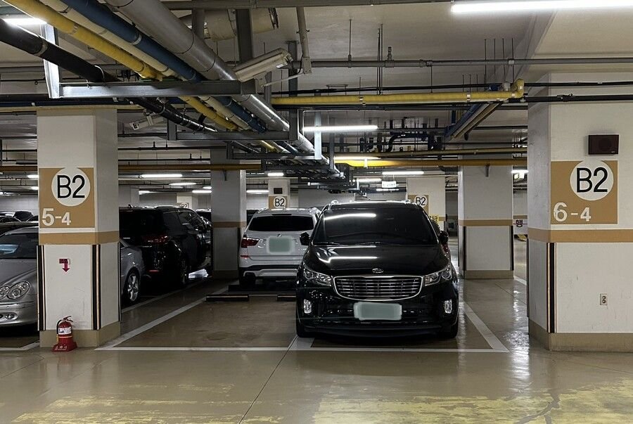 BAAC2ECA-BEB6-4A4B-9A3C-13DB9AA072CA.jpeg 카니발 앞유리에 ‘주차 똑바로’ 메모장 붙여놨더니.jpg