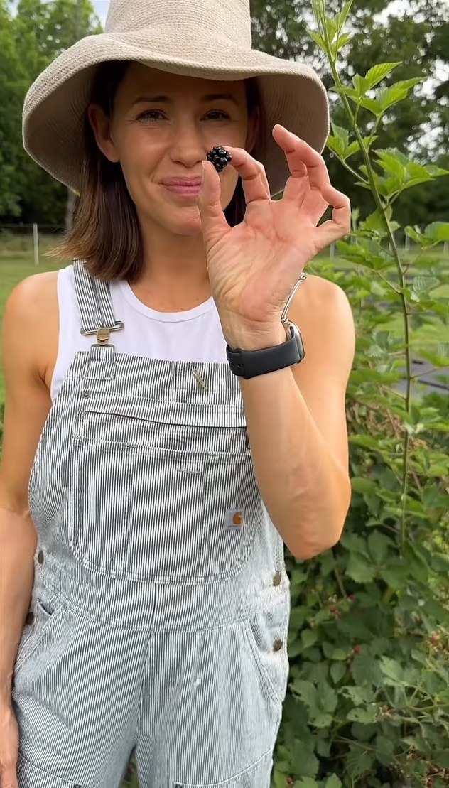 Jennifer Garner Shows Off Her Natural Beauty As She Goes For A Run In