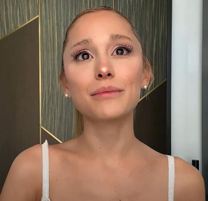 JUST IN: Ariana Grande Breaks Down In TEARS As She Admits To Her Fans ...