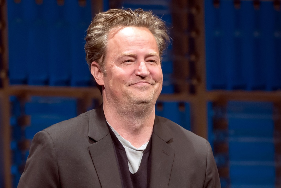 Matthew Perry's 'Friends' Co-Star And On-Screen Girlfriend Breaks Her ...