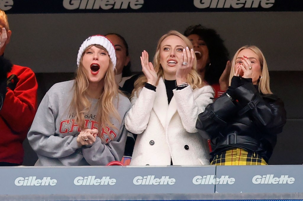 JUST IN: Taylor Swift Sticks Out Tongue After Being BOOED By NFL Crowd ...