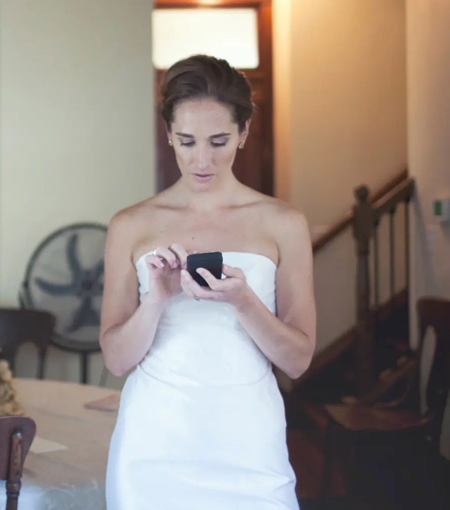 Awkward Moment Bride Reads Cheating Grooms Racy Texts Instead Of Vows At Her Wedding Whattolaugh 4243