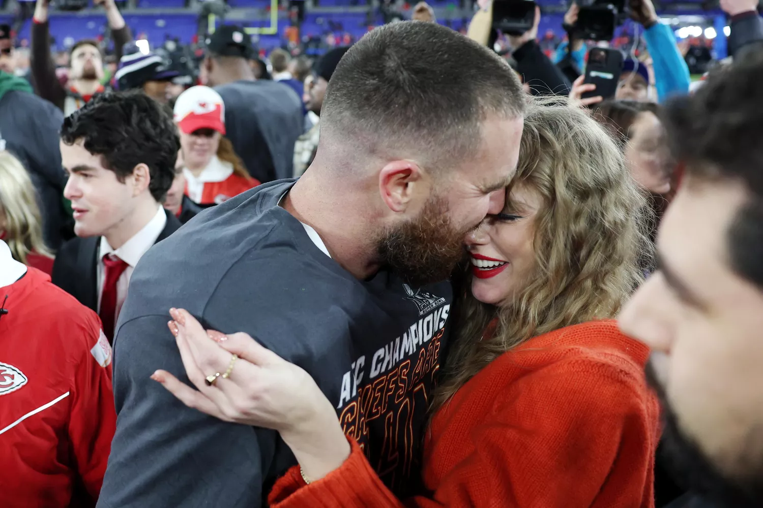 Travis kelce taylor swift baltimore kiss nose 01 28 24
