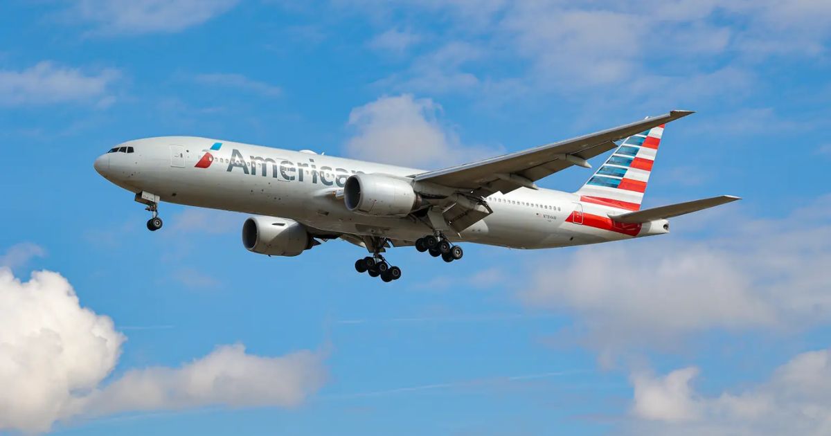 copy of articles thumbnail 1200 x 630 3 12.jpg - American Airlines Plane Narrowly Avoids CRASHING Into Hawaii Mountain Range