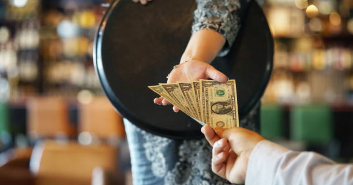 copy of articles thumbnail 1200 x 630 2 20.jpg - Waitress Fired After Receiving $10,000 Tip and Splitting It With Her Coworkers