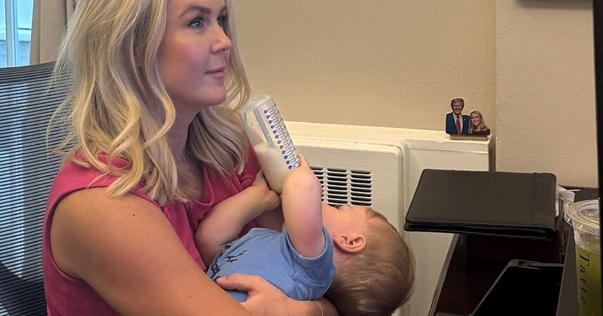 copy of articles thumbnail 1200 x 630 46 2.jpg - ‘Staged Photo!’- US Press Secretary Karoline Leavitt’s ‘Relatable Mom’ Moment Draws Fire for Getting Praise While Other Moms Get Criticized