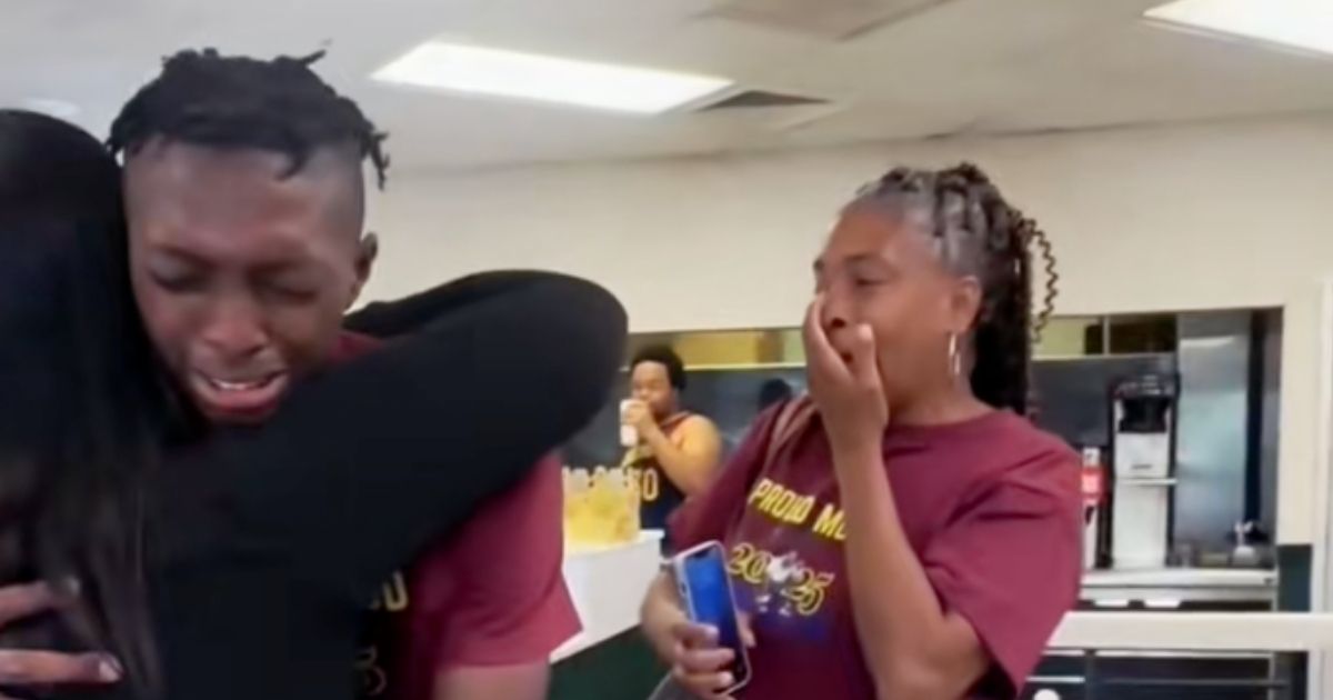 copy of articles thumbnail 1200 x 630 87.jpg - Burger King Employee who Worked Last-Minute Shift in Graduation Clothes After High School Ceremony Gets $22K in Donations