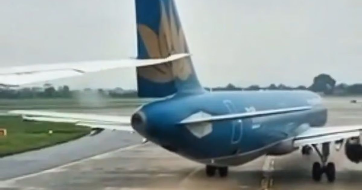 copy of articles thumbnail 1200 x 630 97 3.jpg - Boeing Passenger Jet SLICES Tail of Another Plane on Runway of Major Airport
