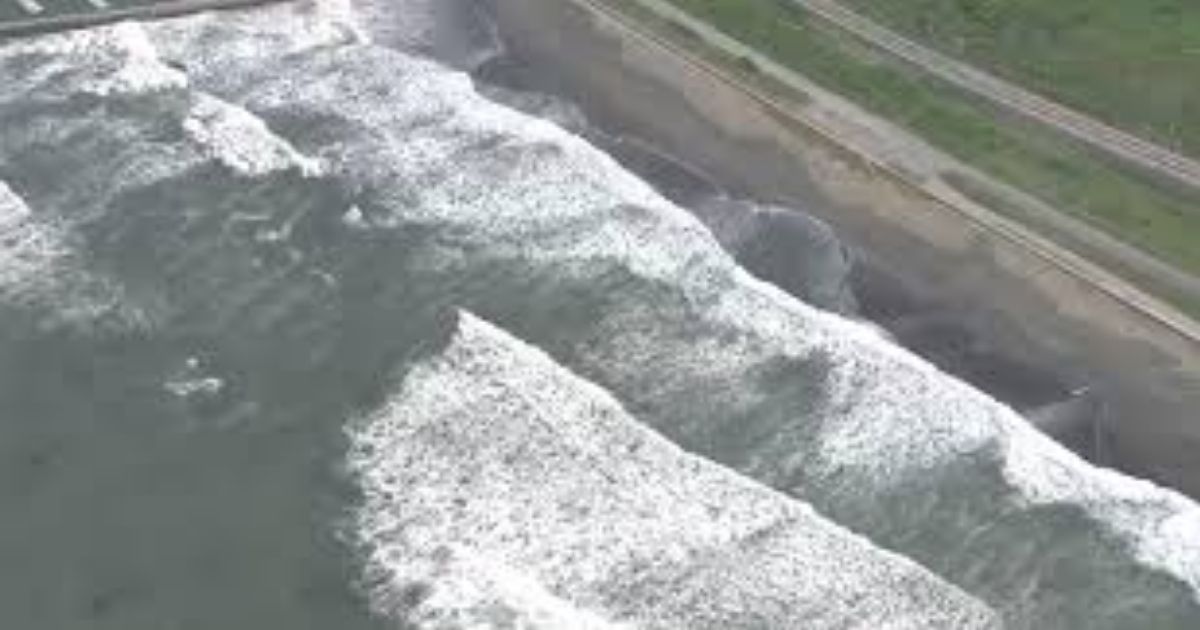 copy of articles thumbnail 1200 x 630 2025 07 30t145802 565.jpg - Panicking Americans head for higher ground sparking huge traffic jams after tsunami alarm rings out in Hawaii