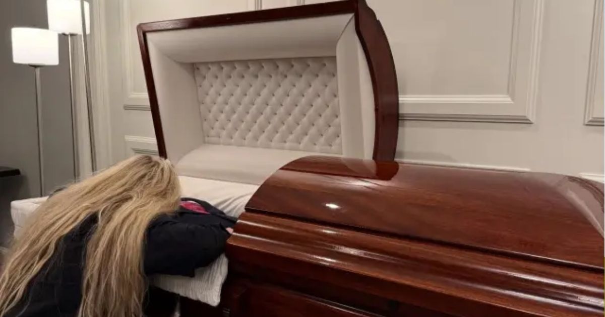 copy of articles thumbnail 1200 x 630 2025 09 13t202126 354.jpg - Charlie Kirk’s widow, Erika, weeps over his casket in emotional photos: ‘You have no idea’