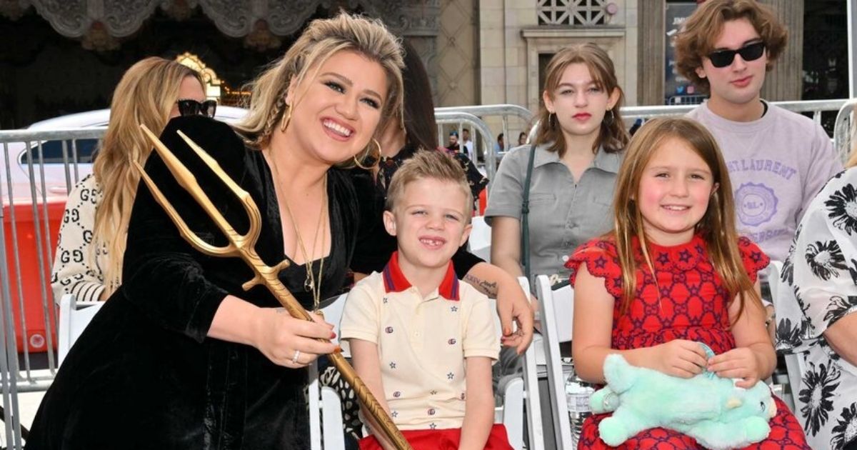 copy of articles thumbnail 1200 x 630 2025 09 14t141210 652.jpg - 'Poor Parenting at Peak!'- Kelly Clarkson blasted after admitting she spanks her children if they misbehave